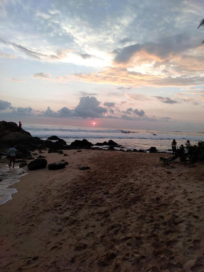 Near Beach Rest Unawatuna Exterior foto