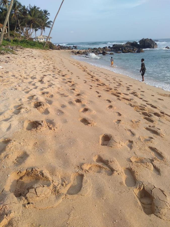 Near Beach Rest Unawatuna Exterior foto