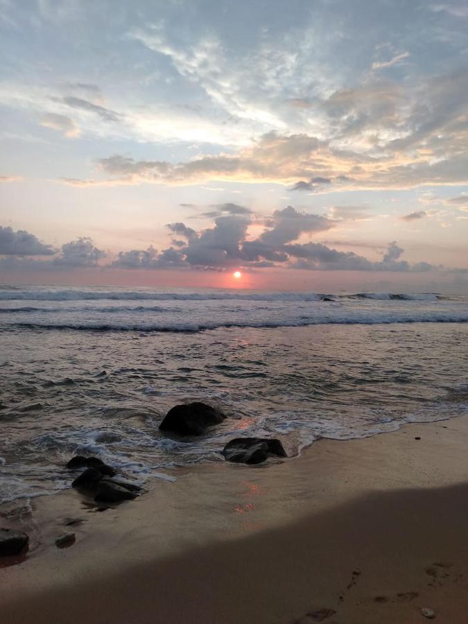 Near Beach Rest Unawatuna Exterior foto